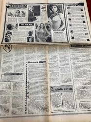 HAFTA SONU GAZETESİ DOĞUM GÜNÜ HEDİYESİ  ( Turkish Newspaper ) - 10 EKİM 1971 -TAM TAKIM 6 SAYFADIR -Nilüfer Koçyiğit -Altan Karındaş -Ayhan Işık -Semra Sar -Nalan Yırtık -Hülya Darcan -Rüçhan Çamay -Sevda Ferdag -Yılmaz Güney -Fatyo -Suna Keskin -Sevim Tuna -Zeynep Tedü -Pakize Suda -Turgut Akyüz -Hayri Pekşen -Selma Ersöz -Salim Dündar -Ümit Yaşar Oğuzcan -Cem Karaca -Tony Esmeralda -Yves Montand -Viviya Esensky -Boris Bolan -B.B. (Brigitte Bardot) -Carol Baker -Catherine Spaak -Jean Tringali -Raquel Welch -Demir Karahan -Erol Evgin -Orhan Atasoy -Oksan -Nuran Dede -Erol Yalçın -Hüseyin Bayburt -Nurten Baloğlu -Eser Tengüler -Ümit Erdinç -Suat Uygun -Selda Bağcan -Doğan Cankırılı -Martha Reeves -Harold Vick -Cem Karaca -Nuran Aksu -Mustafa Uzunköprü -Fikret Kızılok -Nevin Nuray -Gülsen Kamu -Altan Poyraz -Serpil Örümcer -Gönül Yüksel -Erol Taş -Erol Tümen -Erdo Vatan -Zeki Müren -Azmi Nihad - Nilüfer Koçyiğit başta 4 sanatçı icraya verildi -Ayhan Işık Monte Carlo oto yarışına katılac