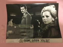 GÖNÜL YAZAR ve TAMER YİĞİT'İN ORİJİNAL BÜYÜK BOY FOTOĞRAFI - 24 x 18 cm EBADINDA - ''ÖLÜME GİDEN YOL'' YEŞİLÇAM FİLMİ. HÜRRİYET FİLM. FARUK GERÇEK