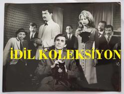 1960'LARDAN BİR YEŞİLÇAM FİLMİNİN ORİJİNAL BÜYÜK BOY FOTOĞRAFI - 24 x 18 cm EBADINDA - DANYAL TOPATAN, YILMAZ DURU, GÜLBİN ERAY, NECATİ ER ve SALİH BAŞARAN AYNI KAREDE... ÖZEL ARŞİV