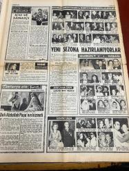 HAFTA SONU GAZETESİ DOĞUM GÜNÜ HEDİYESİ  ( Turkish Newspaper ) - 24 EKİM 1971 -TAM TAKIM 6 SAYFADIR -Emel Sayın -Muammer Karaca -Yılmaz Güney -Neşe Can -İlhan Bican -Neşe Karaböcek -Feridun Karakaya -Zeki Müren -Ahmet Sezgin -Tanju Okan -Azmi Nihad -Şükran Ay -Erol Evgin -Orhan Atasoy -Oksan -Hüseyin Bayburt -Nuran Cami -Münir Cami -Neslihan Balcı -Necdet Kambek -Vediye Bursalı -Gülen Yetkin -Sabriye Uyar -Selçuk Uyar -Gülnur Atasoy -Aygır İmam -Selda Bağcan -Aytaç Arman -Bedri Ayseli -Rüştü Demirci -Mihriçan Bahar -Sevim Deran -Cengiz Coşkuner -Dursun Sakın -Muzaffer Şahin -Abdullah Tan -Hüseyin Baradan -Sami Tunç -Mine Mutlu -Ayşecik -Erdo Vatan -Hayri Caner -Süha Doğan -Hüseyin Peyda -Hulusi Kentmen -Sayra Orkan -Tombul Turgut -Aziz Azmet -Serpil Örümcer -Güldün Erdem -Ümit Yaşar Oğuzcan - Muammer Karaca otobüsçü oldu -Emel Sayın köy düğününde konser verdi -Yılmaz Güney ücretini 200 bin liraya çıkardı -Neşe Can 14 yıldır özlemini çektiği çocuğuna kavuştu -Türkan Şoray’ın gazinocular