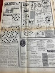 HAFTA SONU GAZETESİ DOĞUM GÜNÜ HEDİYESİ  ( Turkish Newspaper ) - 24 EKİM 1971 -TAM TAKIM 6 SAYFADIR -Emel Sayın -Muammer Karaca -Yılmaz Güney -Neşe Can -İlhan Bican -Neşe Karaböcek -Feridun Karakaya -Zeki Müren -Ahmet Sezgin -Tanju Okan -Azmi Nihad -Şükran Ay -Erol Evgin -Orhan Atasoy -Oksan -Hüseyin Bayburt -Nuran Cami -Münir Cami -Neslihan Balcı -Necdet Kambek -Vediye Bursalı -Gülen Yetkin -Sabriye Uyar -Selçuk Uyar -Gülnur Atasoy -Aygır İmam -Selda Bağcan -Aytaç Arman -Bedri Ayseli -Rüştü Demirci -Mihriçan Bahar -Sevim Deran -Cengiz Coşkuner -Dursun Sakın -Muzaffer Şahin -Abdullah Tan -Hüseyin Baradan -Sami Tunç -Mine Mutlu -Ayşecik -Erdo Vatan -Hayri Caner -Süha Doğan -Hüseyin Peyda -Hulusi Kentmen -Sayra Orkan -Tombul Turgut -Aziz Azmet -Serpil Örümcer -Güldün Erdem -Ümit Yaşar Oğuzcan - Muammer Karaca otobüsçü oldu -Emel Sayın köy düğününde konser verdi -Yılmaz Güney ücretini 200 bin liraya çıkardı -Neşe Can 14 yıldır özlemini çektiği çocuğuna kavuştu -Türkan Şoray’ın gazinocular