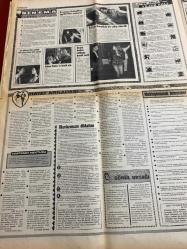 HAFTA SONU GAZETESİ DOĞUM GÜNÜ HEDİYESİ  ( Turkish Newspaper ) - 24 EKİM 1971 -TAM TAKIM 6 SAYFADIR -Emel Sayın -Muammer Karaca -Yılmaz Güney -Neşe Can -İlhan Bican -Neşe Karaböcek -Feridun Karakaya -Zeki Müren -Ahmet Sezgin -Tanju Okan -Azmi Nihad -Şükran Ay -Erol Evgin -Orhan Atasoy -Oksan -Hüseyin Bayburt -Nuran Cami -Münir Cami -Neslihan Balcı -Necdet Kambek -Vediye Bursalı -Gülen Yetkin -Sabriye Uyar -Selçuk Uyar -Gülnur Atasoy -Aygır İmam -Selda Bağcan -Aytaç Arman -Bedri Ayseli -Rüştü Demirci -Mihriçan Bahar -Sevim Deran -Cengiz Coşkuner -Dursun Sakın -Muzaffer Şahin -Abdullah Tan -Hüseyin Baradan -Sami Tunç -Mine Mutlu -Ayşecik -Erdo Vatan -Hayri Caner -Süha Doğan -Hüseyin Peyda -Hulusi Kentmen -Sayra Orkan -Tombul Turgut -Aziz Azmet -Serpil Örümcer -Güldün Erdem -Ümit Yaşar Oğuzcan - Muammer Karaca otobüsçü oldu -Emel Sayın köy düğününde konser verdi -Yılmaz Güney ücretini 200 bin liraya çıkardı -Neşe Can 14 yıldır özlemini çektiği çocuğuna kavuştu -Türkan Şoray’ın gazinocular