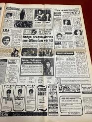 HAFTA SONU GAZETESİ DOĞUM GÜNÜ HEDİYESİ  ( Turkish Newspaper ) - 24 EKİM 1971 -TAM TAKIM 6 SAYFADIR -Emel Sayın -Muammer Karaca -Yılmaz Güney -Neşe Can -İlhan Bican -Neşe Karaböcek -Feridun Karakaya -Zeki Müren -Ahmet Sezgin -Tanju Okan -Azmi Nihad -Şükran Ay -Erol Evgin -Orhan Atasoy -Oksan -Hüseyin Bayburt -Nuran Cami -Münir Cami -Neslihan Balcı -Necdet Kambek -Vediye Bursalı -Gülen Yetkin -Sabriye Uyar -Selçuk Uyar -Gülnur Atasoy -Aygır İmam -Selda Bağcan -Aytaç Arman -Bedri Ayseli -Rüştü Demirci -Mihriçan Bahar -Sevim Deran -Cengiz Coşkuner -Dursun Sakın -Muzaffer Şahin -Abdullah Tan -Hüseyin Baradan -Sami Tunç -Mine Mutlu -Ayşecik -Erdo Vatan -Hayri Caner -Süha Doğan -Hüseyin Peyda -Hulusi Kentmen -Sayra Orkan -Tombul Turgut -Aziz Azmet -Serpil Örümcer -Güldün Erdem -Ümit Yaşar Oğuzcan - Muammer Karaca otobüsçü oldu -Emel Sayın köy düğününde konser verdi -Yılmaz Güney ücretini 200 bin liraya çıkardı -Neşe Can 14 yıldır özlemini çektiği çocuğuna kavuştu -Türkan Şoray’ın gazinocular
