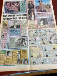 HAFTA SONU GAZETESİ DOĞUM GÜNÜ HEDİYESİ  ( Turkish Newspaper ) - 24 EKİM 1971 -TAM TAKIM 6 SAYFADIR -Emel Sayın -Muammer Karaca -Yılmaz Güney -Neşe Can -İlhan Bican -Neşe Karaböcek -Feridun Karakaya -Zeki Müren -Ahmet Sezgin -Tanju Okan -Azmi Nihad -Şükran Ay -Erol Evgin -Orhan Atasoy -Oksan -Hüseyin Bayburt -Nuran Cami -Münir Cami -Neslihan Balcı -Necdet Kambek -Vediye Bursalı -Gülen Yetkin -Sabriye Uyar -Selçuk Uyar -Gülnur Atasoy -Aygır İmam -Selda Bağcan -Aytaç Arman -Bedri Ayseli -Rüştü Demirci -Mihriçan Bahar -Sevim Deran -Cengiz Coşkuner -Dursun Sakın -Muzaffer Şahin -Abdullah Tan -Hüseyin Baradan -Sami Tunç -Mine Mutlu -Ayşecik -Erdo Vatan -Hayri Caner -Süha Doğan -Hüseyin Peyda -Hulusi Kentmen -Sayra Orkan -Tombul Turgut -Aziz Azmet -Serpil Örümcer -Güldün Erdem -Ümit Yaşar Oğuzcan - Muammer Karaca otobüsçü oldu -Emel Sayın köy düğününde konser verdi -Yılmaz Güney ücretini 200 bin liraya çıkardı -Neşe Can 14 yıldır özlemini çektiği çocuğuna kavuştu -Türkan Şoray’ın gazinocular