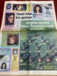 HAFTA SONU GAZETESİ DOĞUM GÜNÜ HEDİYESİ  ( Turkish Newspaper ) - 31 EKİM 1971 -TAM TAKIM 6 SAYFADIR -Cüneyt Arkın -Neşe Karaböcek -Sedef Ecer -Feri Cansel -Selda Eser -Barış Manço -Ekrem Bora -Ümit Yaşar Oğuzcan -Tanju Gürsu -Oya Peri -Nazan Berk -Berkant -Serpil Örümcer -Yıldıray Çınar -Ali Çetin -Gökben -Nazan Berk -Azmi Nihad -Michele Carey -Janet Munro -Jacqueline Bisset -Marie Laforet -Herbie Mann -Ajda Pekkan -Jackson 5 -Steve Stevens -Ruşen Demirci -Mihrican Bahar -Sevim Deran -Cengiz Coşkuner -Dursun Sakın -Muzaffer Şahin -İbrahim Özoral -Zeki Müren -Teoman -Ferdi Özbeğen -Tacettin Uygun -Nihal Erdoğan -Bedri Ayseli -Rüştü Demirci -Füsun Demirci -Fikret Aksu -Mehmet Uslu -Aziz Gökçek -Meriç Korkmaz -Ayşe Abla -Suat Uygun -Hülya Koçyiğit -Murat Soydan -Hüseyin Baradan -Altan Erbulak -Şenay -Ahmet Sezgin -Yılmaz Güney -Neşe Can -İlhan Bican -Neşe Karaböcek -Feridun Karakaya -Muammer Karaca -Emel Sayın - Cüneyt Arkın kriz geçiriyor -Neşe Karaböcek Rusya’ya gidiyor -Sedef Ecer okum