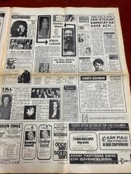 HAFTA SONU GAZETESİ DOĞUM GÜNÜ HEDİYESİ  ( Turkish Newspaper ) - 31 EKİM 1971 -TAM TAKIM 6 SAYFADIR -Cüneyt Arkın -Neşe Karaböcek -Sedef Ecer -Feri Cansel -Selda Eser -Barış Manço -Ekrem Bora -Ümit Yaşar Oğuzcan -Tanju Gürsu -Oya Peri -Nazan Berk -Berkant -Serpil Örümcer -Yıldıray Çınar -Ali Çetin -Gökben -Nazan Berk -Azmi Nihad -Michele Carey -Janet Munro -Jacqueline Bisset -Marie Laforet -Herbie Mann -Ajda Pekkan -Jackson 5 -Steve Stevens -Ruşen Demirci -Mihrican Bahar -Sevim Deran -Cengiz Coşkuner -Dursun Sakın -Muzaffer Şahin -İbrahim Özoral -Zeki Müren -Teoman -Ferdi Özbeğen -Tacettin Uygun -Nihal Erdoğan -Bedri Ayseli -Rüştü Demirci -Füsun Demirci -Fikret Aksu -Mehmet Uslu -Aziz Gökçek -Meriç Korkmaz -Ayşe Abla -Suat Uygun -Hülya Koçyiğit -Murat Soydan -Hüseyin Baradan -Altan Erbulak -Şenay -Ahmet Sezgin -Yılmaz Güney -Neşe Can -İlhan Bican -Neşe Karaböcek -Feridun Karakaya -Muammer Karaca -Emel Sayın - Cüneyt Arkın kriz geçiriyor -Neşe Karaböcek Rusya’ya gidiyor -Sedef Ecer okum