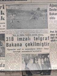 Ulus Gazetesi - Turkish Newspaper - 9 Şubat 1958 - Kıbrıs Türkleri Londra'da büyük toplantı yapacak - Kütahya Bolu'yu 1-0 yendi fotoğraf - Beşiktaş 2 Adalet 0 - Samet Ağaoğlu Devlet Bakanı oldu - Profesör Hüseyin Nail Kubalı olayı ile ilgili bir sözlü soru - basın teknisyenleri sendikası toplandı fotoğraf - 318 imzalı telgraf bakana çekilmiştir - Celal Bayar Libya'da - Ayşen Sonuvar  son moda şapkalar defilesi Fotoğrafı - Vatan Yolunda Milli mücadele hatıraları yazan Yakup Kadri Karaosmanoğlu Yazı Dizisi - partilerarası mücadele üçüncü boyut dış siyaset yazan Bülent Ecevit - Tokori köprüsü filmi renkli sinemada - kanlı eller filmi Gölbaşı sinemasında - duvaklı göl filmi Nur sinemasında - canavar tohumu filmi Ankara sinemasında - Ankara'da 24 saat sinema tiyatro programı - güreşte Finlilere 4 3 yenildik - Mustafa Dağıstanlı Melbourne olimpiyatlarında kendini sikletinde şampiyonluğa götüren güreşlerden birinde fotoğraf - Doğubank - tamek domates suyu -  Garanti Bankası