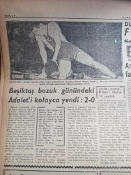 Ulus Gazetesi - Turkish Newspaper - 9 Şubat 1958 - Kıbrıs Türkleri Londra'da büyük toplantı yapacak - Kütahya Bolu'yu 1-0 yendi fotoğraf - Beşiktaş 2 Adalet 0 - Samet Ağaoğlu Devlet Bakanı oldu - Profesör Hüseyin Nail Kubalı olayı ile ilgili bir sözlü soru - basın teknisyenleri sendikası toplandı fotoğraf - 318 imzalı telgraf bakana çekilmiştir - Celal Bayar Libya'da - Ayşen Sonuvar  son moda şapkalar defilesi Fotoğrafı - Vatan Yolunda Milli mücadele hatıraları yazan Yakup Kadri Karaosmanoğlu Yazı Dizisi - partilerarası mücadele üçüncü boyut dış siyaset yazan Bülent Ecevit - Tokori köprüsü filmi renkli sinemada - kanlı eller filmi Gölbaşı sinemasında - duvaklı göl filmi Nur sinemasında - canavar tohumu filmi Ankara sinemasında - Ankara'da 24 saat sinema tiyatro programı - güreşte Finlilere 4 3 yenildik - Mustafa Dağıstanlı Melbourne olimpiyatlarında kendini sikletinde şampiyonluğa götüren güreşlerden birinde fotoğraf - Doğubank - tamek domates suyu -  Garanti Bankası