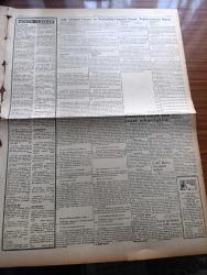Ulus Gazetesi - Turkish Newspaper - 3 Mart 1958 - cesetlerle dolu Üsküdar vapurunun yerini şamandıra gösteriyor - denizden ancak 20 ceset çıkarılabildi Fotoğrafı - geminin battığı yer tespit edildi 55 kişinin cenazesi törenle kaldırıldı - CHP Meclisi üzüntüsünü açıkladı - facia yerinden çizgiler Rıhtım boyu dehşet verici ve korkunç - üsküdarlı Ahmet Üsküdar'da öldü - fotoğraftaki yaşlı adam dalgalar arasından canlı kurtarıldı fakat karaya çıkınca aklını kaybetti - Üsküdar vapurunun kurtarılan biletçisi Kamil Özçok faciayı anlatıyor fotoğraf - Yunan başbakanı karamanlis istifa etti - Karapürçek yazan M. Sunullah Arısoy Yazı Dizisi - Tunus Fransa yazan Ahmet Şükrü Esmer - Ankara'da 24 saat sinema tiyatro programı - Galatasaray Altay'ı da Dün 3-0 mağlup etti - Turgay Şeren sakatlanıp hastaneye kaldırıldı fotoğraf - Demirspor Gençlerbirliğini rahatlıkla 3-1 yendi - Hilal karşısında Hacettepe kazandı - senelerin en büyük filmi Aida büyük sinemada - aşk uğruna katil filmi renkli sinemada