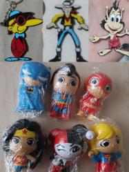 Anahtarlık süs figür oyuncak set koleksiyon dekor tasarım hediye vintage retro nostalji hobi reklam promosyon minyatür diorama Red Kit TipiTip Hugo. Batman Flash Superman Harley Quinn süper girl vb.