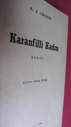 KARANFİLLİ KADIN
