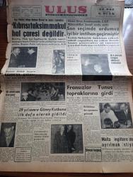Ulus Gazetesi - Turkish Newspaper - 4 Ocak 1958 - İşçi Partisi gölge bakanı George Brown'un basın toplantısı Kıbrıs'ı taksim makul hal çaresi değildir - İşçi Partisi gölge bakanı George Brown Kasım Gülek'in evinden ayrılırken fotoğraf - Türkiye'de Kıbrıs çalışmaları - Fransızlar Tunus topraklarına girdi - Osman Bölükbaşı duruşmasına gelmedi - 29 yıl sonra Güney kutbuna ilk defa olarak gidildi - Ankara gazeteciler sendikasının balo hazırlığı fotoğraf - Shakespeare'in ünlü eseri ile canlanan veronalı aşık Juliet'in mezarı fotoğraf - Vatan Yolunda Milli mücadele hatıraları yazan Yakup Kadri Karaosmanoğlu Yazı Dizisi - Markizde Sevignenin kehaneti yazan Leyla Çambel - Kara tahtada ak yazı Hürriyet yazan Oktay Verel - Kıbrıs ve İşçi Partisi Yarın Ahmet Şükrü Esmer - Doğu çikolata fabrikası açıldı - siyasi koğuş yazan Örsan Öymen - Ankara İstanbul Radyosu Programı - futbol liginde 2. Devre başlıyor - Demirsporlar serbest güreş şampiyonası bugün saat 19.00'da başlayacak - Fenerbahçe basketbol