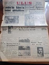 Ulus Gazetesi - Turkish Newspaper - 2 Ocak 1958 - Londra'da Kıbrıs'ın kaderi görüşülüyor - 1958'i görevleri başında karşılayanlar fotoğraf - Suudi Arabistan Bağdat Paktına katılmayacak - Güney kutbuna doğru ilerleyen Fuchs dan hiçbir haber alınamadı - 2 ay tutuklu kalan Cemil Sait Barlas evine döndü eşiyle fotoğraf - eski milli eğitim bakanlarından Mustafa Necati Dün anıldı fotoğraf - Arnavutluk bir İngiliz uçağını Tevkif etti - Beşiktaş Vefa ile dün yenişemedi - yeni İsrail kabinesi - Vatan Yolunda Milli mücadele hatıraları yazan Yakup Kadri Karaosmanoğlu - muhalefetteki hükümet yazan Bülent Ecevit - Yeni yıl ve Titanik vapuru yazan Yakup Kadri Karaosmanoğlu - yılbaşını görevleri başında geçirenler röportaj Örsan Öymen - geçen yılın olayları - 1957 yılında kaybettiğimiz değerler - Ankara'da 24 saat sinema tiyatro programı - anti demokrasi çizen Mim Uykusuz - çöl esrarı filmi Ankara sinemasında - Gelin Ayşem filmi başrolde Muhterem Nur Altan Erbulak Gönül Beyhan park ve sus sinemasında