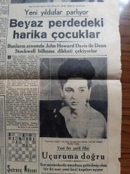 Ulus Gazetesi - Turkish Newspaper - 5 Şubat 1950 - İstanbul'da boks karşılaşması - geceki maçta İtalyan takımına mağlup olduk - Amerikalı boksör Geoy Maxim İngiliz Freddie Mills'i nakavtla yenmiştir fotoğraf - İtalyan boksörleri Yeşilköy Hava meydanında fotoğraf - Demirspor lokali bugün açılıyor - Kalespor müzikli bir müsamele tertipledi - Sabite Tur Müzeyyen Senar Cevat Kurtuluş yeni sinemada - ses yıldızı Nigar Bomonti aile saz salonunda - yeni sinemada Semahat Ergökmen veda konseri - zamane kızı filmi Yarın Ankara sinemasında - kılınçların gölgesinde filmi Sümer sinemasında - uçuruma doğrunun bize kazandırmış olduğu yeni bir yıldız Mediha Yelda fotoğraf - Greta Carbo caydı - yeni bir aşka düştüğü söylenen Susan Shaw'ın yeni pozu fotoğraf - John Howard Davies çevirmekte olduğu filmin bir sahnesinde Fotoğrafı - evlenecek misiniz alacağınız kızı Güney Amerika'dan seçiniz - satranç köşesi - yeni moda bir kadın şapkası fotoğraf - gar gazinosunda Ordu fındık gecesi - güzeller resmigeçidi