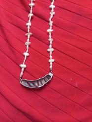 Tatlı su incisi kolye metal kısımlar 925 ayar gümüş taşlar ise kuvars tır