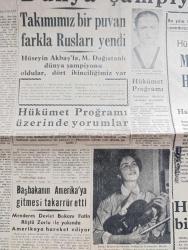 Halkçı Gazetesi - Turkish Newspaper - 26 Mayıs 1954 - Demokrat Parti içinde asalet yazan Hüseyin Cahit Yalçın Başmakale - güreşçilerimizin Tokyo'da büyük zaferi - güreşte Dünya şampiyonuyuz - takımımız bir puan farkla Rusları yendi - Hüseyin Akbaş'la Mustafa Dağıstanlı dünya şampiyonu oldular 4 ikinciliğimiz var - hükümet programı üzerinde yorumlar - Başbakan Adnan Menderes'in Amerika'ya gitmesi takarrür etti - devlet konservatuar imtihanında Gülden Aruman kemanı ile imtihan kapısında fotoğraf - maddi ve manevi asayiş yazan Nihat Erim - Kan kokan kadın nakleden SİS Yazı Dizisi - Ankara Paktı ve İtalya yazan Ahmet Şükrü Esmer - 2 mayısın manası yazan Bülent Ecevit - damada oda yok filmi Ankara sinemasında - sahte Baba filmi Park sinemasında - Galata köprüsü çökme tehlikesinde - dünyanın en ilgi çeken zengini Aga Han hayatını anlatıyor yazı dizisi - Ankara'da taksiler eczaneler listesi - çocuk sayfası - bilmece bulmaca - Nasrettin hoca'nın kuzusu - küçük kardeşlerin köşesi - Şiir
