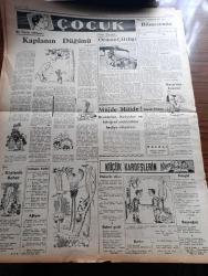Halkçı Gazetesi - Turkish Newspaper - 26 Mayıs 1954 - Demokrat Parti içinde asalet yazan Hüseyin Cahit Yalçın Başmakale - güreşçilerimizin Tokyo'da büyük zaferi - güreşte Dünya şampiyonuyuz - takımımız bir puan farkla Rusları yendi - Hüseyin Akbaş'la Mustafa Dağıstanlı dünya şampiyonu oldular 4 ikinciliğimiz var - hükümet programı üzerinde yorumlar - Başbakan Adnan Menderes'in Amerika'ya gitmesi takarrür etti - devlet konservatuar imtihanında Gülden Aruman kemanı ile imtihan kapısında fotoğraf - maddi ve manevi asayiş yazan Nihat Erim - Kan kokan kadın nakleden SİS Yazı Dizisi - Ankara Paktı ve İtalya yazan Ahmet Şükrü Esmer - 2 mayısın manası yazan Bülent Ecevit - damada oda yok filmi Ankara sinemasında - sahte Baba filmi Park sinemasında - Galata köprüsü çökme tehlikesinde - dünyanın en ilgi çeken zengini Aga Han hayatını anlatıyor yazı dizisi - Ankara'da taksiler eczaneler listesi - çocuk sayfası - bilmece bulmaca - Nasrettin hoca'nın kuzusu - küçük kardeşlerin köşesi - Şiir
