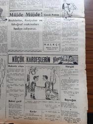 Halkçı Gazetesi - Turkish Newspaper - 26 Mayıs 1954 - Demokrat Parti içinde asalet yazan Hüseyin Cahit Yalçın Başmakale - güreşçilerimizin Tokyo'da büyük zaferi - güreşte Dünya şampiyonuyuz - takımımız bir puan farkla Rusları yendi - Hüseyin Akbaş'la Mustafa Dağıstanlı dünya şampiyonu oldular 4 ikinciliğimiz var - hükümet programı üzerinde yorumlar - Başbakan Adnan Menderes'in Amerika'ya gitmesi takarrür etti - devlet konservatuar imtihanında Gülden Aruman kemanı ile imtihan kapısında fotoğraf - maddi ve manevi asayiş yazan Nihat Erim - Kan kokan kadın nakleden SİS Yazı Dizisi - Ankara Paktı ve İtalya yazan Ahmet Şükrü Esmer - 2 mayısın manası yazan Bülent Ecevit - damada oda yok filmi Ankara sinemasında - sahte Baba filmi Park sinemasında - Galata köprüsü çökme tehlikesinde - dünyanın en ilgi çeken zengini Aga Han hayatını anlatıyor yazı dizisi - Ankara'da taksiler eczaneler listesi - çocuk sayfası - bilmece bulmaca - Nasrettin hoca'nın kuzusu - küçük kardeşlerin köşesi - Şiir