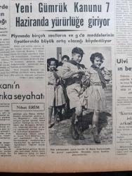 Halkçı Gazete - Turkish Newspaper - 27 Mayıs 1954 - ecnebi sermaye akını yazan Hüseyin Cahit Yalçın Başmakale - muhalefetin sert tenkitleri - Server Somuncuoğlu ve Osman Bölükbaşı muhalefet adına konuştular - güreşlerde Rusların mızıkçılığı - yeni gümrük kanunu 7 Haziranda yürürlüğe giriyor - Hüseyin Üzmezin duruşması - başbakanın Amerika seyahati yazan Nihat Erim - Kan Kokan kadın yazan SİS Yazı Dizisi - Ava Gardner bir ameliyat olacak - gerçeklerden damlalar yazan Çetin Altan - İspanya İngiltere Cebelitarık yazan Ahmet Şükrü Esmer - dünyanın en ilgi çeken zengini Aga Han hayatını anlatıyor yazı dizisi - Bartın'da fes giyenler mahkum oldu - cemiyet hayatı - DenizBank Genel müdür yardımcısı Ulvi Yenal'ın beyanatı - Güven otobüsleri - Halil Zıraman'ın Amerika'daki 67,58 lik derecesi - doktor Vafi Erar  - sinire çarpıntıya baygınlığa nevrol Cemal - Kızılcahamam kaplıcaları açılıyor - Düzce Cumhuriyet Halk Partisinin tertip ettiği Piyango - Malatya suikasti davası