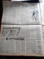 Halkçı Gazete - Turkish Newspaper - 27 Mayıs 1954 - ecnebi sermaye akını yazan Hüseyin Cahit Yalçın Başmakale - muhalefetin sert tenkitleri - Server Somuncuoğlu ve Osman Bölükbaşı muhalefet adına konuştular - güreşlerde Rusların mızıkçılığı - yeni gümrük kanunu 7 Haziranda yürürlüğe giriyor - Hüseyin Üzmezin duruşması - başbakanın Amerika seyahati yazan Nihat Erim - Kan Kokan kadın yazan SİS Yazı Dizisi - Ava Gardner bir ameliyat olacak - gerçeklerden damlalar yazan Çetin Altan - İspanya İngiltere Cebelitarık yazan Ahmet Şükrü Esmer - dünyanın en ilgi çeken zengini Aga Han hayatını anlatıyor yazı dizisi - Bartın'da fes giyenler mahkum oldu - cemiyet hayatı - DenizBank Genel müdür yardımcısı Ulvi Yenal'ın beyanatı - Güven otobüsleri - Halil Zıraman'ın Amerika'daki 67,58 lik derecesi - doktor Vafi Erar  - sinire çarpıntıya baygınlığa nevrol Cemal - Kızılcahamam kaplıcaları açılıyor - Düzce Cumhuriyet Halk Partisinin tertip ettiği Piyango - Malatya suikasti davası
