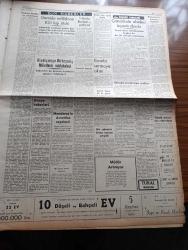 Halkçı Gazete - Turkish Newspaper - 27 Mayıs 1954 - ecnebi sermaye akını yazan Hüseyin Cahit Yalçın Başmakale - muhalefetin sert tenkitleri - Server Somuncuoğlu ve Osman Bölükbaşı muhalefet adına konuştular - güreşlerde Rusların mızıkçılığı - yeni gümrük kanunu 7 Haziranda yürürlüğe giriyor - Hüseyin Üzmezin duruşması - başbakanın Amerika seyahati yazan Nihat Erim - Kan Kokan kadın yazan SİS Yazı Dizisi - Ava Gardner bir ameliyat olacak - gerçeklerden damlalar yazan Çetin Altan - İspanya İngiltere Cebelitarık yazan Ahmet Şükrü Esmer - dünyanın en ilgi çeken zengini Aga Han hayatını anlatıyor yazı dizisi - Bartın'da fes giyenler mahkum oldu - cemiyet hayatı - DenizBank Genel müdür yardımcısı Ulvi Yenal'ın beyanatı - Güven otobüsleri - Halil Zıraman'ın Amerika'daki 67,58 lik derecesi - doktor Vafi Erar  - sinire çarpıntıya baygınlığa nevrol Cemal - Kızılcahamam kaplıcaları açılıyor - Düzce Cumhuriyet Halk Partisinin tertip ettiği Piyango - Malatya suikasti davası