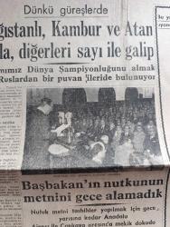 Halkçı Gazetesi - Turkish Newspaper - 25 Mayıs 1954 - seçimlere dair rakamlar yazan Hüseyin Cahit Yalçın Başmakale - dünya güreş şampiyonasında 8 siklette de finale kaldık - dünkü güreşlerde Mustafa Dağıstanlı Osman kambur ve Adil atan tuşla diğerleri sayı ile galip - Başbakan Adnan Menderes'in nutku'nun metnini gece alamadık - soprano Şükran Sülüner fotoğraf - intikal devrinin manası yazan Nihat Erim - Kan Kokan Kadın nakleden SİS Yazı Dizisi - Nurullah Ataç'ın kızı evlendi - Amerikan zencileri ve hakları yazan Ahmet Şükrü Esmer - Doğu Almanya'da mukavemet - kurulacak Japon Kuvvetleri - Lana Turner ve Kocası fotoğraf - halkçının hikayesi Kara maske çeviren Reha Arman - dünyanın en ilgi çeken zengini Aga Han hayatını anlatıyor yazı dizisi - futbol birinciliklerinde yeni bir anlaşmazlık  - işleyen demir pas tutmaz derler yazan Cemal Saltık - basketbol genç milli takımı tesbit edildi - güreşçilerin puan durumu - Ankara cemiyet hayatı - Avrupa ve Asya'da batılı müttefiklerin sorunları
