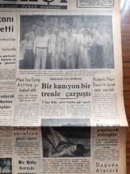 Halkçı Gazete - Turkish Newspaper - 25 Ağustos 1954 - uydurma parti yazan Hüseyin Cahit Yalçın Başmakale - Brezilya başkanı Vargas dün intihar etti - Kızıl Çini ziyaret etmekte olan İngiliz İşçi Partisi heyeti fotoğraf - Mao Tse Tung Attlee'yi kabul etti - Bülent Nuri Esenin işine son verildi - 30 Ağustos Kupası boks maçları - Ürdün Kralı Hüseyin şerefine geçit resmi - hizip korkusu yahut duçe yanılmaz yazan Nihat Erim - doğuda Atatürk Üniversitesi - Kıbrıs için yapılacak mitingler - Üçüncü Dünya savaşı çıkar mı - Türkiye İş bankası'nın 30. Yıldönümü - gazeteci şairler ve onlardan biri yazan Bülent Ecevit - Kıbrıs meselesi Birleşmiş Milletler'de yazan Ahmet Şükrü Esmer - Meşrutiyet devri ve sonrası yazan Hüseyin Cahit Yalçın Yazı Dizisi - büyük sünnet düğünü sahnede Nigar Uluerer Esenparkta - Ankara İstanbul Radyosu Programı - çocuk sayfası - Roman yollarını kaybeden 40 çocuk - bilmece bulmaca - Bilgi dünyası - küçük kardeşlerin köşesi - Nasrettin Hoca'dan yangın - şiir bayrağımın süsü