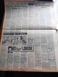 Halkçı Gazete - Turkish Newspaper - 25 Ağustos 1954 - uydurma parti yazan Hüseyin Cahit Yalçın Başmakale - Brezilya başkanı Vargas dün intihar etti - Kızıl Çini ziyaret etmekte olan İngiliz İşçi Partisi heyeti fotoğraf - Mao Tse Tung Attlee'yi kabul etti - Bülent Nuri Esenin işine son verildi - 30 Ağustos Kupası boks maçları - Ürdün Kralı Hüseyin şerefine geçit resmi - hizip korkusu yahut duçe yanılmaz yazan Nihat Erim - doğuda Atatürk Üniversitesi - Kıbrıs için yapılacak mitingler - Üçüncü Dünya savaşı çıkar mı - Türkiye İş bankası'nın 30. Yıldönümü - gazeteci şairler ve onlardan biri yazan Bülent Ecevit - Kıbrıs meselesi Birleşmiş Milletler'de yazan Ahmet Şükrü Esmer - Meşrutiyet devri ve sonrası yazan Hüseyin Cahit Yalçın Yazı Dizisi - büyük sünnet düğünü sahnede Nigar Uluerer Esenparkta - Ankara İstanbul Radyosu Programı - çocuk sayfası - Roman yollarını kaybeden 40 çocuk - bilmece bulmaca - Bilgi dünyası - küçük kardeşlerin köşesi - Nasrettin Hoca'dan yangın - şiir bayrağımın süsü