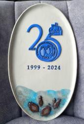 TÜRKİYE SUALTI ARKEOLOJİ VAKFI TEMALI SERAMİK SÜS TABAK. BİR UCUNDA KÜÇÜK BİR PARÇA KIRILMIŞ SONRA YAPIŞTIRILMIŞ.  ONUNDIŞINDA KONDİSYON YÜKSEK KOLEKSİYONLUK.