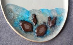 TÜRKİYE SUALTI ARKEOLOJİ VAKFI TEMALI SERAMİK SÜS TABAK. BİR UCUNDA KÜÇÜK BİR PARÇA KIRILMIŞ SONRA YAPIŞTIRILMIŞ.  ONUNDIŞINDA KONDİSYON YÜKSEK KOLEKSİYONLUK.