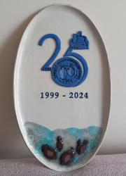 TÜRKİYE SUALTI ARKEOLOJİ VAKFI TEMALI SERAMİK SÜS TABAK. BİR UCUNDA KÜÇÜK BİR PARÇA KIRILMIŞ SONRA YAPIŞTIRILMIŞ.  ONUNDIŞINDA KONDİSYON YÜKSEK KOLEKSİYONLUK.