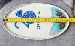 TÜRKİYE SUALTI ARKEOLOJİ VAKFI TEMALI SERAMİK SÜS TABAK. BİR UCUNDA KÜÇÜK BİR PARÇA KIRILMIŞ SONRA YAPIŞTIRILMIŞ.  ONUNDIŞINDA KONDİSYON YÜKSEK KOLEKSİYONLUK.