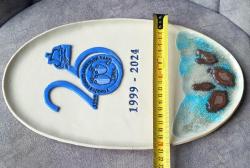 TÜRKİYE SUALTI ARKEOLOJİ VAKFI TEMALI SERAMİK SÜS TABAK. BİR UCUNDA KÜÇÜK BİR PARÇA KIRILMIŞ SONRA YAPIŞTIRILMIŞ.  ONUNDIŞINDA KONDİSYON YÜKSEK KOLEKSİYONLUK.