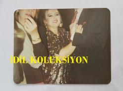 ROMALI PERİHAN'IN (PERİHAN BENLİ) ORİJİNAL 3'LÜ FOTOĞRAF SETİ  - 11,5 x 9 cm EBADINDA - ROMALI PERİHAN'IN KATILDIĞI BİR DÜĞÜNDE ÇEKİLMİŞ 3 FARKLI KARE