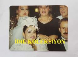 ROMALI PERİHAN'IN (PERİHAN BENLİ) ORİJİNAL 3'LÜ FOTOĞRAF SETİ  - 11,5 x 9 cm EBADINDA - ROMALI PERİHAN'IN KATILDIĞI BİR DÜĞÜNDE ÇEKİLMİŞ 3 FARKLI KARE