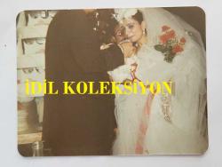 ROMALI PERİHAN'IN (PERİHAN BENLİ) ORİJİNAL 3'LÜ FOTOĞRAF SETİ  - 11,5 x 9 cm EBADINDA - ROMALI PERİHAN'IN KATILDIĞI BİR DÜĞÜNDE ÇEKİLMİŞ 3 FARKLI KARE
