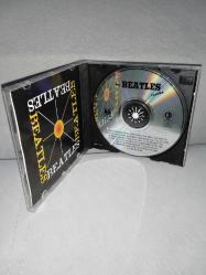 Cd The Beatles by Beatles tracks. Orijinal 1996 class müzik sarı bandrollü dönem baskı albüm. Disk 10 üzerinden 9.5 sorunsuz çalışıyor koleksiyonluk