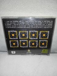 Cd The Beatles by Beatles tracks. Orijinal 1996 class müzik sarı bandrollü dönem baskı albüm. Disk 10 üzerinden 9.5 sorunsuz çalışıyor koleksiyonluk