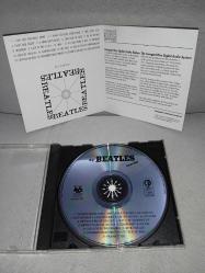 Cd The Beatles by Beatles tracks. Orijinal 1996 class müzik sarı bandrollü dönem baskı albüm. Disk 10 üzerinden 9.5 sorunsuz çalışıyor koleksiyonluk