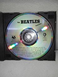 Cd The Beatles by Beatles tracks. Orijinal 1996 class müzik sarı bandrollü dönem baskı albüm. Disk 10 üzerinden 9.5 sorunsuz çalışıyor koleksiyonluk