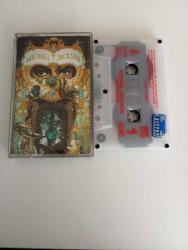 Michael Jackson – Dangerous 1991 Türkiye '' Translucent White '' Baskısı Kaset