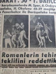 Milliyet Gazetesi - Turkish Newspaper - 16 Mart 1961 - hüküm milli birlik komitesi ile hükümeti düşürmeye teşebbüsten sanık 27 kişi Dün mahkum oldu fotoğraf - Sanıklara 6 ayla 4 yıl arasında hapis cezası verildi - Adnan Menderes'in avukatı Burhan Apaydın ve gazeteci Zihni Kanmaz tahliye edildi - Başbakan yardımcısı Fahri Özdilek Rektör Sıddık Sami Onarla konuşurken fotoğraf - Adalet Partisi başkan vekili Mehmet Yorgancıoğlu nezarate alındı - kerkük'te 4 Türk'ün öldürülmüş olduğu açıklandı - 5 gazeteci işleri bakanı Nasır Zeytinoğlu'nu basın Şeref divanına verecek - Adnan Menderes basın hürriyeti tahdit edilmemişti dedi - İstanbul Ankara Teknik Üniversite radyo programı - kardeş kardeş geçinelim yazan Çetin Altan - siyaset dünyasında yazan Sami Kohen - Suriye'de malı bulunan türkler müşkül durumda - Abdülcanbaz'ın maceraları çizen Turhan Selçuk - Talat Paşa anıldı fotoğraf - DYO - Türkiye basketbol şampiyonasının ilk gününde Galatasaray 50 Fenerbahçe 45 fotoğraflar - binicilik ekibi