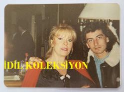 ROMALI PERİHAN'IN (PERİHAN BENLİ) ORİJİNAL 3'LÜ FOTOĞRAF SETİ  - 12 x 9 cm EBADINDA - ROMALI PERİHAN'IN BİR MEKANDA SEVDİKLERİYLE BERABER BİR ŞEYLER İÇİP ZAMAN GEÇİRİRKEN ÇEKİLMİŞ 3 FARKLI HATIRA FOTOĞRAFI