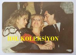 ROMALI PERİHAN'IN (PERİHAN BENLİ) ORİJİNAL 3'LÜ FOTOĞRAF SETİ  - 12 x 9 cm EBADINDA - ROMALI PERİHAN'IN BİR MEKANDA SEVDİKLERİYLE BERABER BİR ŞEYLER İÇİP ZAMAN GEÇİRİRKEN ÇEKİLMİŞ 3 FARKLI HATIRA FOTOĞRAFI