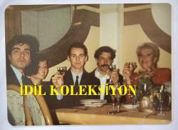ROMALI PERİHAN'IN (PERİHAN BENLİ) ORİJİNAL 3'LÜ FOTOĞRAF SETİ  - 12 x 9 cm EBADINDA - ROMALI PERİHAN'IN BİR MEKANDA SEVDİKLERİYLE BERABER BİR ŞEYLER İÇİP ZAMAN GEÇİRİRKEN ÇEKİLMİŞ 3 FARKLI HATIRA FOTOĞRAFI