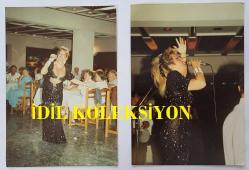 ROMALI PERİHAN'IN (PERİHAN BENLİ) ORİJİNAL 2'Lİ FOTOĞRAF SETİ  - 12,5 x 9 cm EBADINDA - ROMALI PERİHAN, SİYAH DEKOLTE ELBİSESİYLE SAHNE ALDIĞI MEKANDA ŞARKI OKURKEN ÇEKİLMİŞ NET KALİTEDE 2 FARKLI FOTOĞRAF