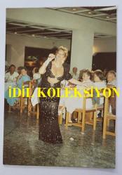 ROMALI PERİHAN'IN (PERİHAN BENLİ) ORİJİNAL 2'Lİ FOTOĞRAF SETİ  - 12,5 x 9 cm EBADINDA - ROMALI PERİHAN, SİYAH DEKOLTE ELBİSESİYLE SAHNE ALDIĞI MEKANDA ŞARKI OKURKEN ÇEKİLMİŞ NET KALİTEDE 2 FARKLI FOTOĞRAF