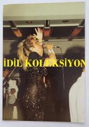 ROMALI PERİHAN'IN (PERİHAN BENLİ) ORİJİNAL 2'Lİ FOTOĞRAF SETİ  - 12,5 x 9 cm EBADINDA - ROMALI PERİHAN, SİYAH DEKOLTE ELBİSESİYLE SAHNE ALDIĞI MEKANDA ŞARKI OKURKEN ÇEKİLMİŞ NET KALİTEDE 2 FARKLI FOTOĞRAF
