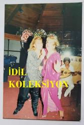 ROMALI PERİHAN'IN (PERİHAN BENLİ) ORİJİNAL 4'LÜ FOTOĞRAF SETİ  - 15 x 10 cm EBADINDA - ROMALI PERİHAN, PEMBE ELBİSESİYLE SAHNE ALDIĞI MEKANDA ŞARKI OKURKEN ÇEKİLMİŞ 4 FARKLI KARE