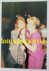 ROMALI PERİHAN'IN (PERİHAN BENLİ) ORİJİNAL 4'LÜ FOTOĞRAF SETİ  - 15 x 10 cm EBADINDA - ROMALI PERİHAN, PEMBE ELBİSESİYLE SAHNE ALDIĞI MEKANDA ŞARKI OKURKEN ÇEKİLMİŞ 4 FARKLI KARE